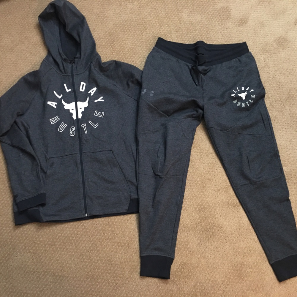 New never worn UA Project Rock sweat suit size XL top and bottom